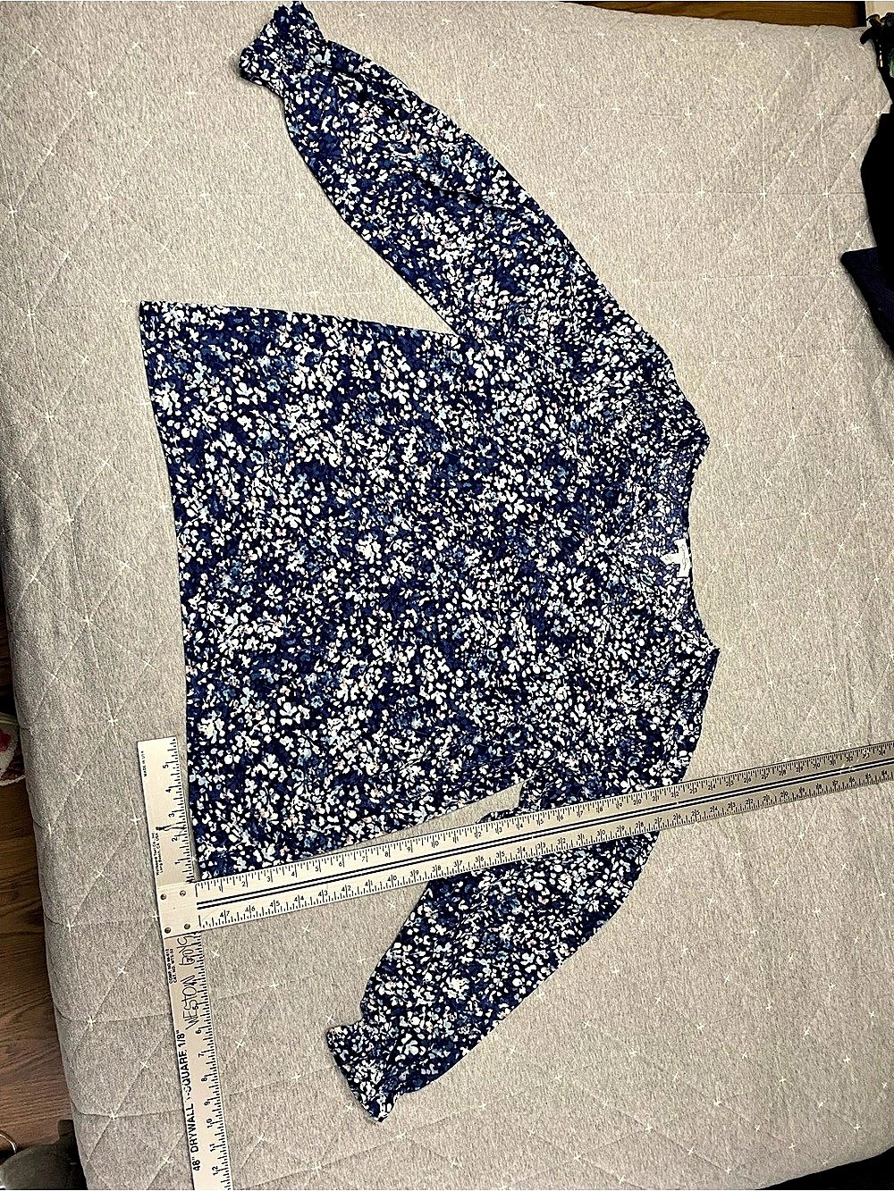 Jessica Simpson Floral Blouse in Blue & White Size Large Like New